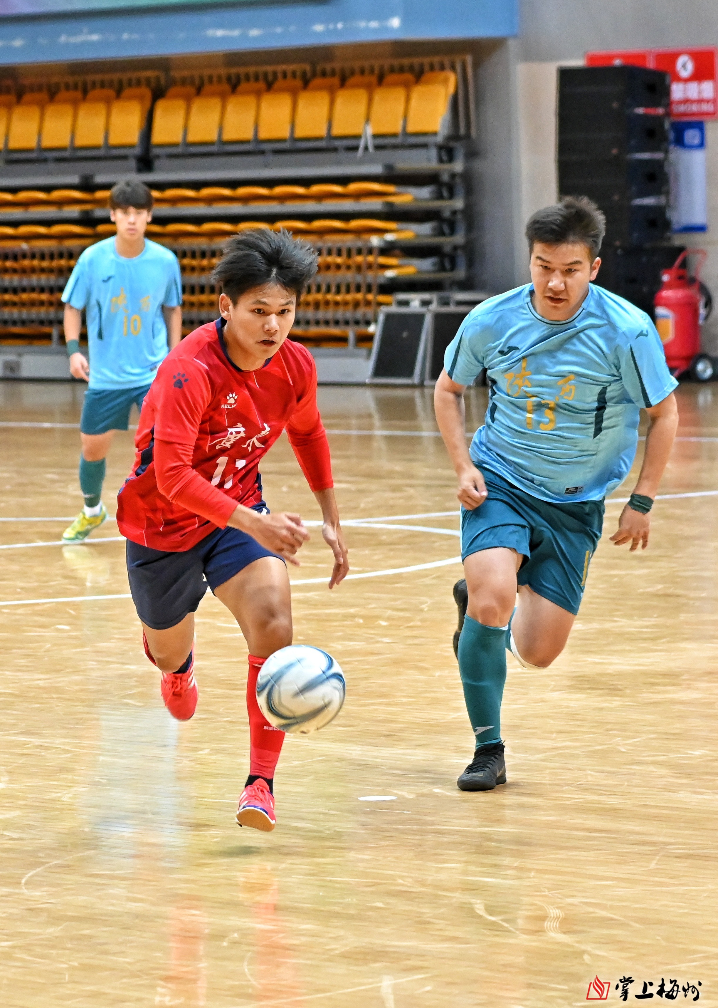 爱游戏活动-足球比赛中球队一个接一个地取得进球