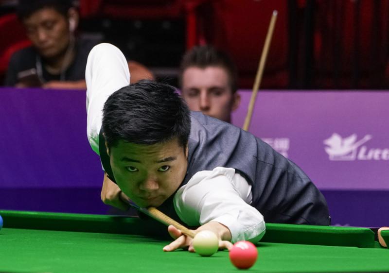 爱游戏网址-乌克兰选手全神贯注,力争登顶