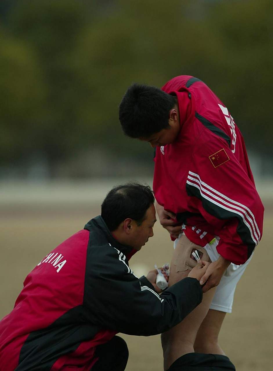 爱游戏在线-队员的伤病情况成为关键,会否影响比赛的结果?