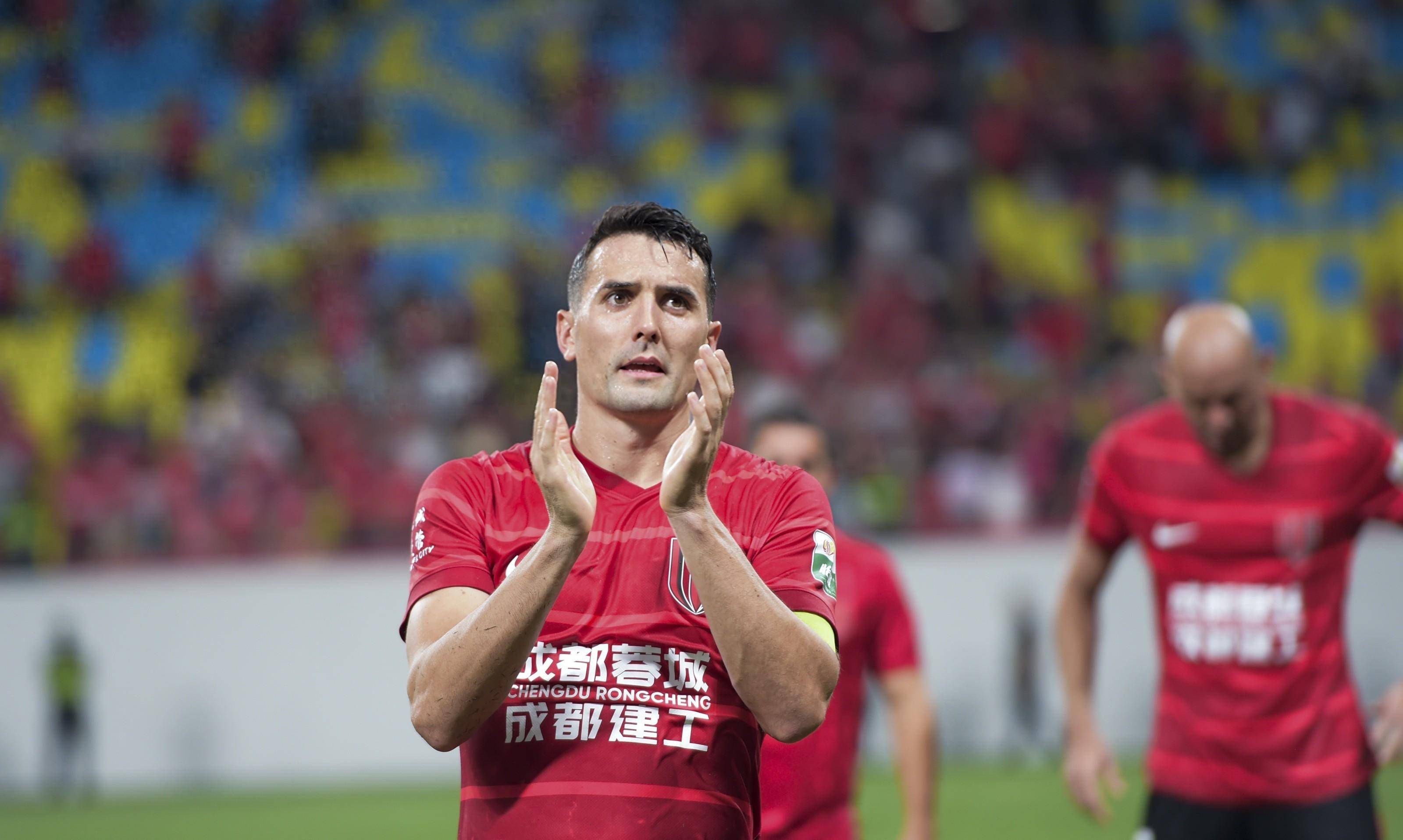 爱游戏中国官网-足球场上擦出火花，球员斗志昂扬的简单介绍