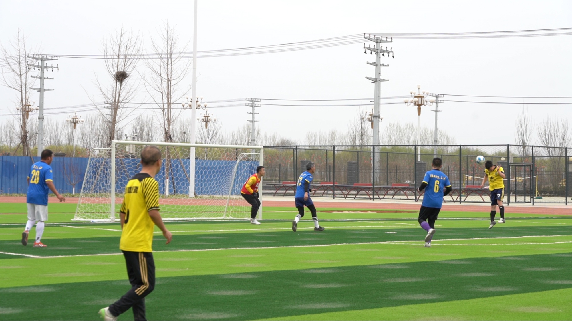 爱游戏中国官网-足球场上擦出火花,球员斗志昂扬的简单介绍