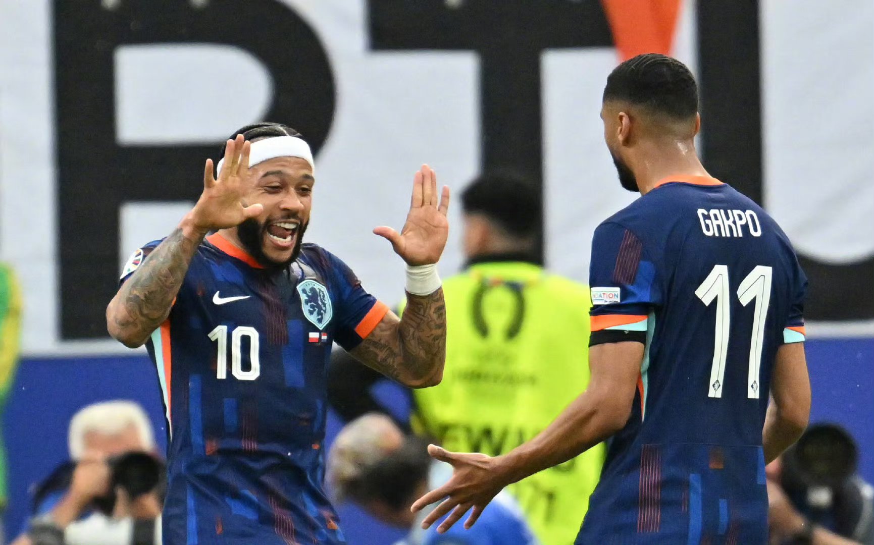 爱游戏竞技-荷兰队大比分战胜乌克兰，轻松取得晋级