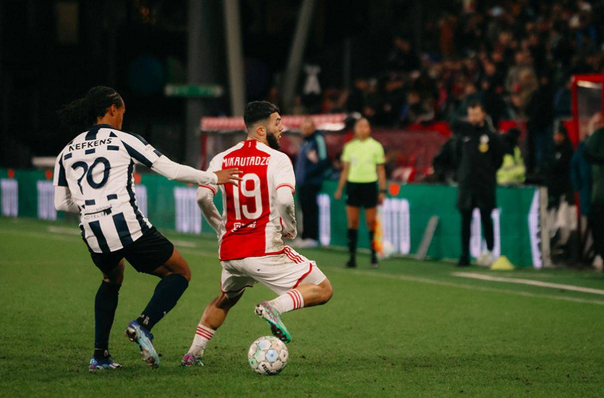 爱游戏app下载地址-阿贾克斯客场险胜，扩大荷甲领先优势