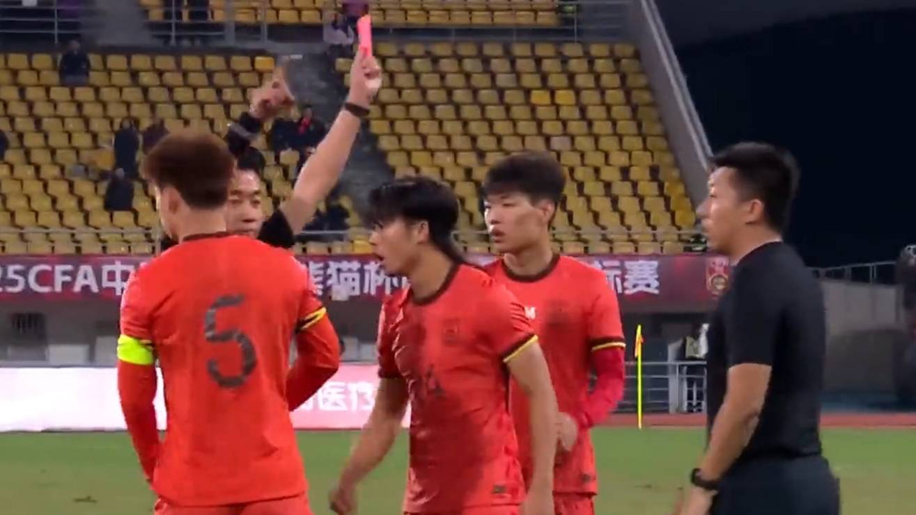 爱游戏竞技-包含球场风起云涌队员拼尽全力争胜的词条